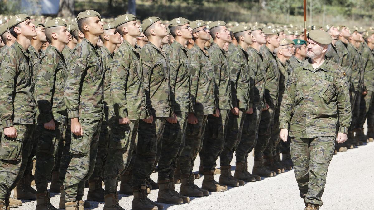 El coronel jefe del Cefot pasa revista a los soldados en las instalaciones del acuartelamiento de Santa Ana de Cáceres.  FRANCIS VILLEGAS de salud  El coronel jefe del Cefot pasa revista a los soldados en las instalaciones del acuartelamiento de Santa Ana de Cáceres.