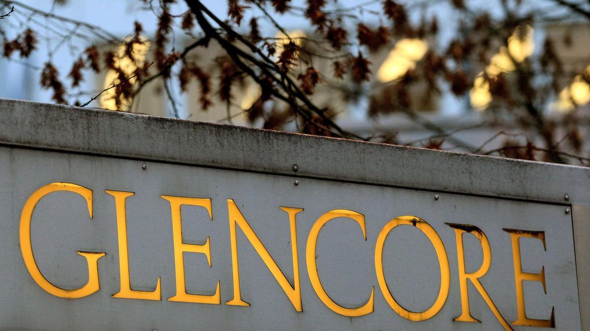 FILE PHOTO: The logo of commodities trader Glencore is pictured in front of the company&#039;s headquarters in Baar