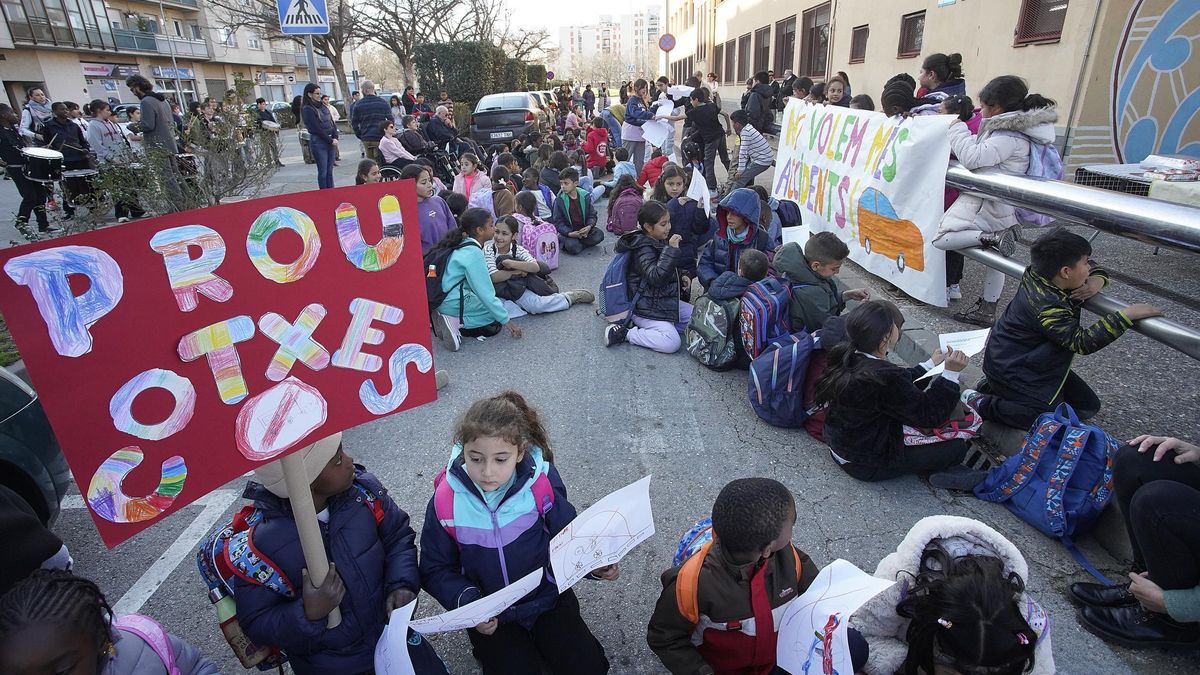 Una protesta per un altre atropellament a davant de l'escola Àgora.