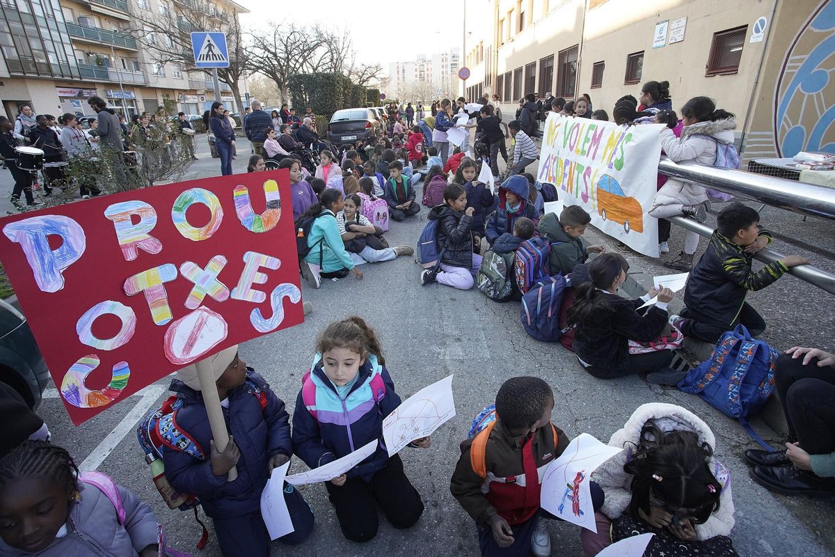Una protesta per un altre atropellament a davant de l'escola Àgora.