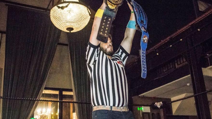 El árbitro de las superestrellas de la lucha libre que entrenó con una PlayStation (y es de Salinas)