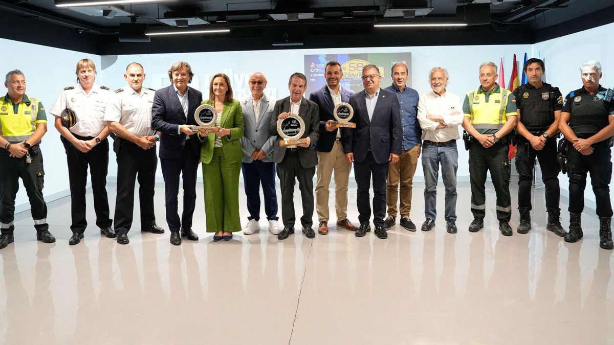 Foto de familia de la presentación del Rallye Rías Baixas. | Adrián Irago