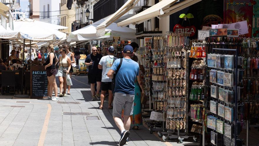 Tiendas de 'souvenirs' de la Marina llenas de turistas y regalos como imanes, llaveros, pulseras...