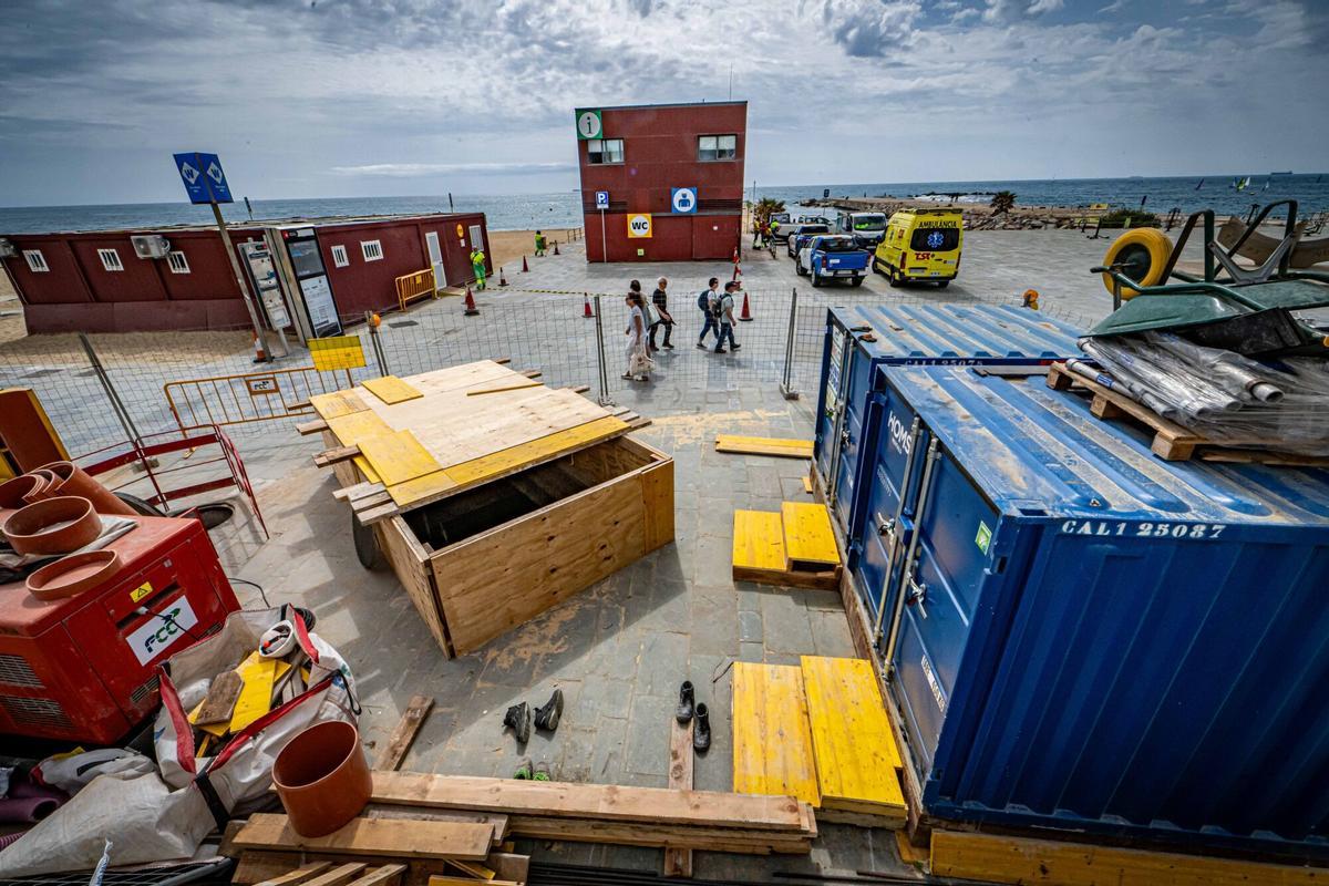 Obras junto al Edificio de Gestión Integral del Litoral, que atiende las urgencias de socorrismo de las playas, en un espigón de Nova Icària