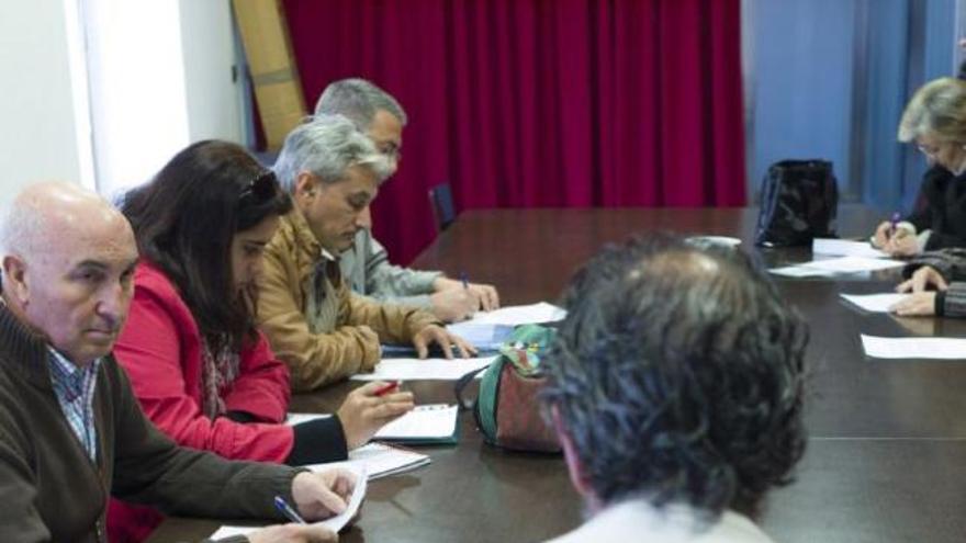 Algunos de los asistentes a la reunión. De espaldas, el concejal Juan Dúo.