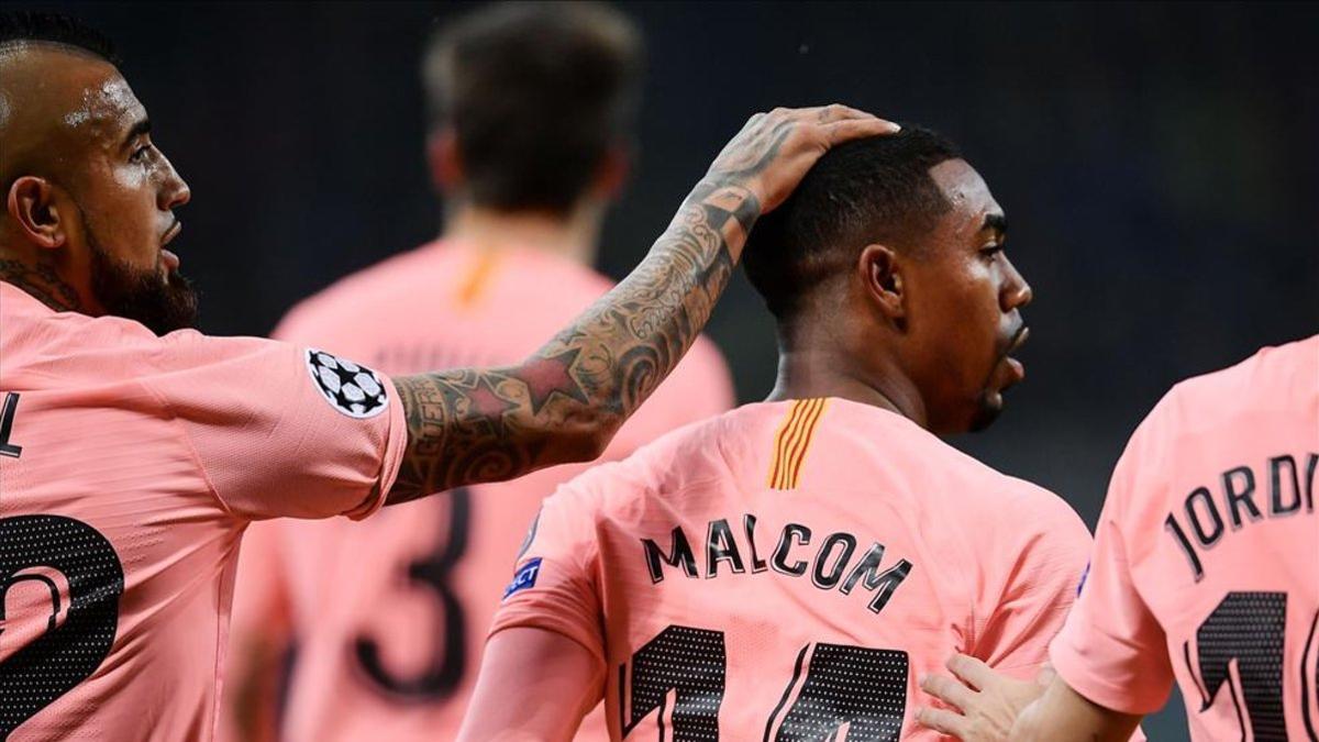 Malcom, felicitado por sus compañeros tras marcar el 0-1