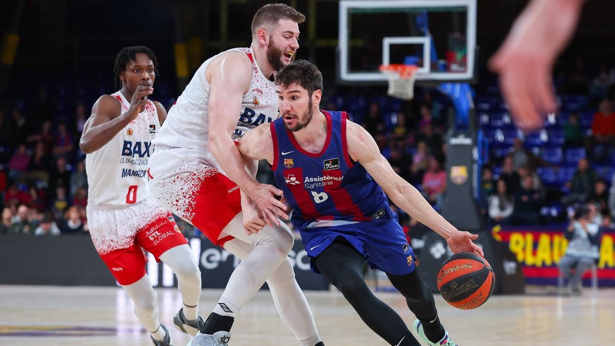 Darío Brizuela trata de superar a Martinas Geben en una acción del Barça-Manresa