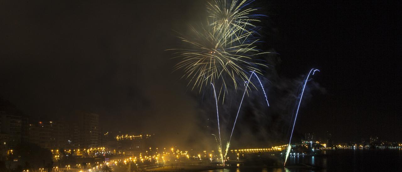 Disparo de un castillo de fuegos artificiales.