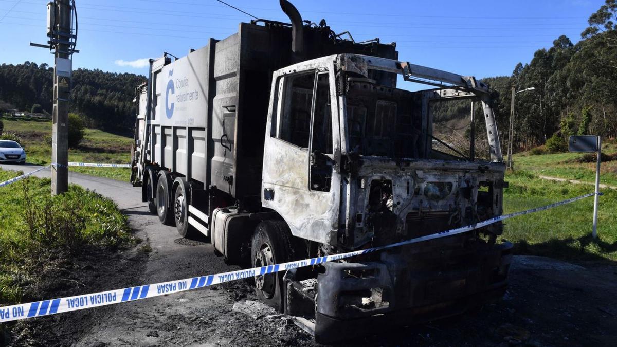 Camión quemado en Feáns durante la madrugada de ayer. |   // VÍCTOR ECHAVE
