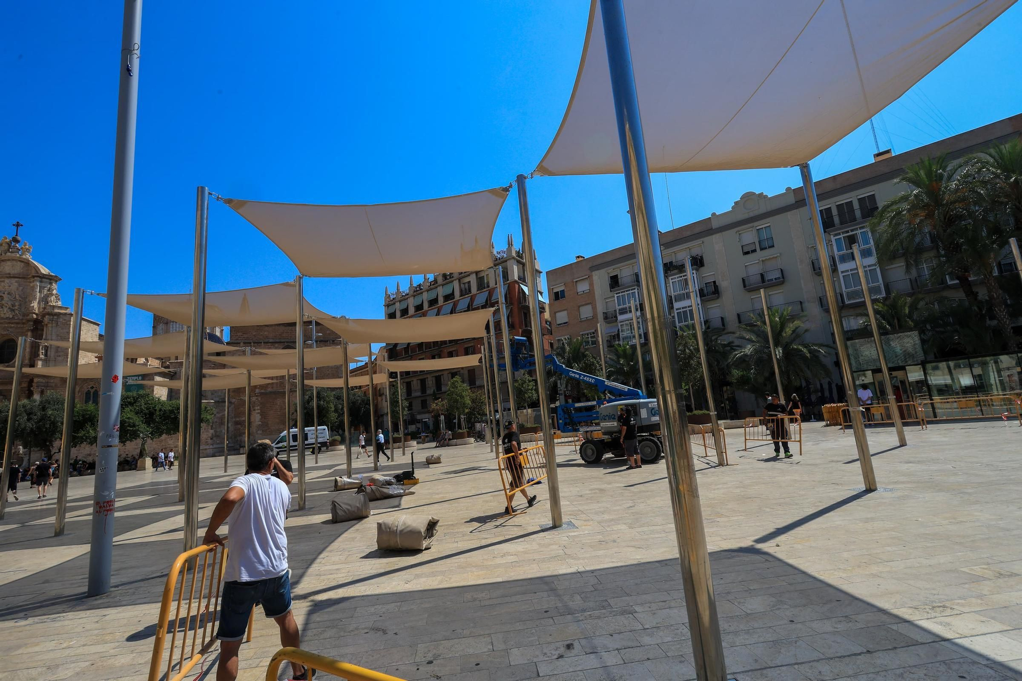 Reinstalan los toldos de la plaza de la Reina contra la ola de calor en València