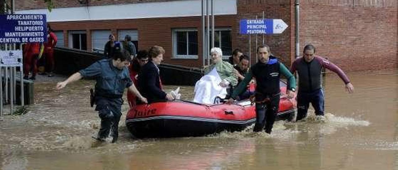 Las tareas de desalojo durante la inundación de 2010.