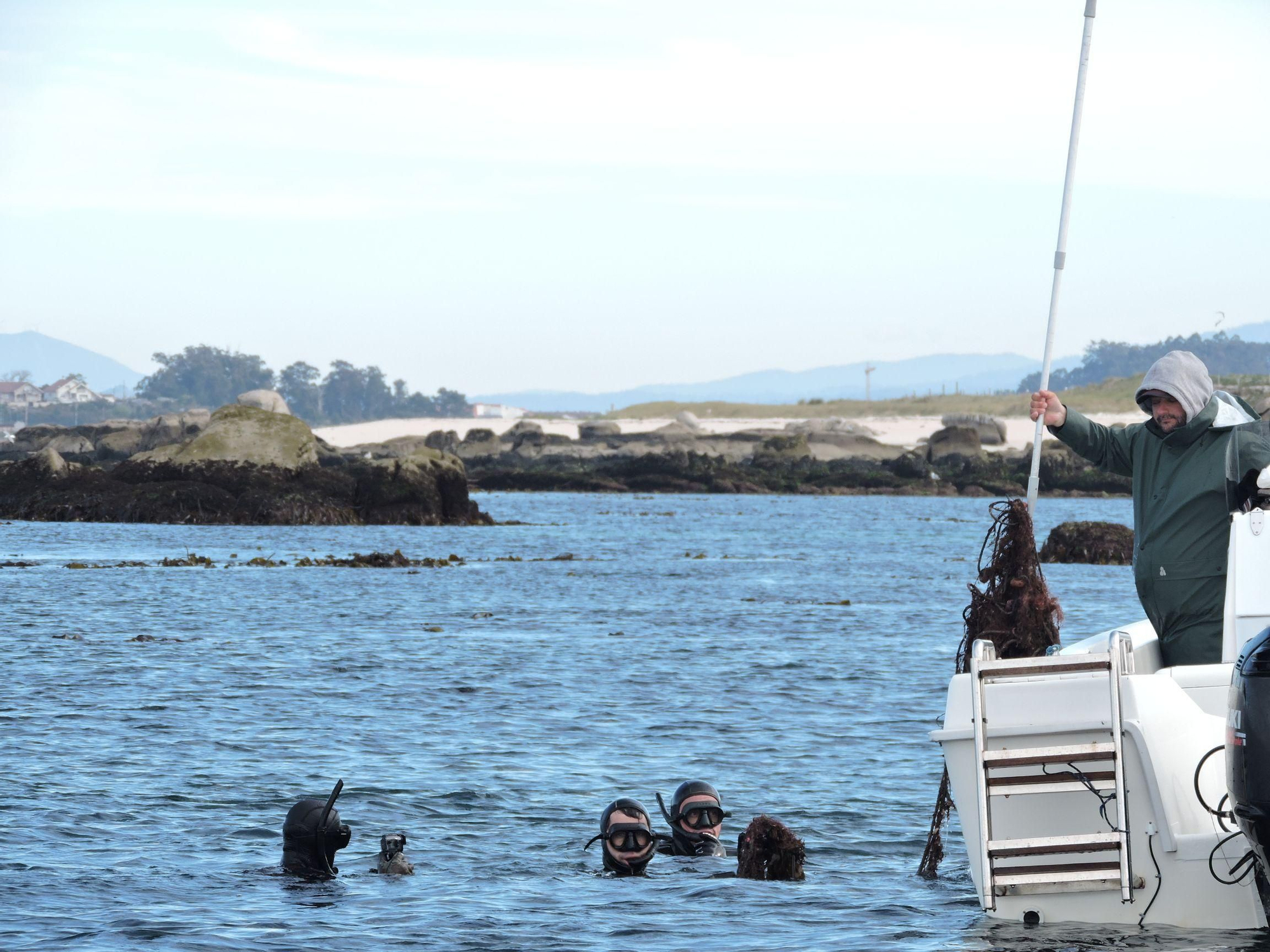 Así se lucha contra la basura marina en Areoso