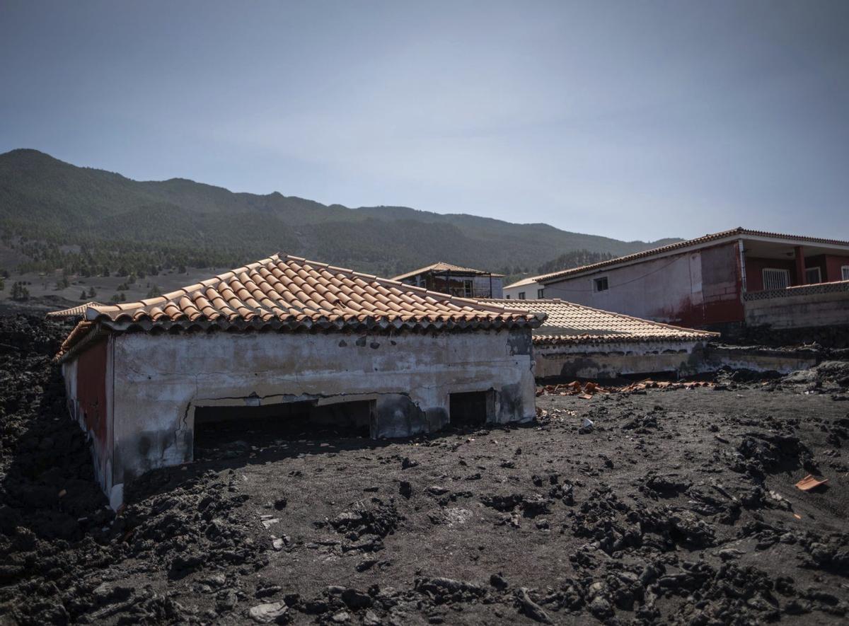Imagen de varias casas en la zona de Las Manchas sepultadas por las coladas del Tajogaite.