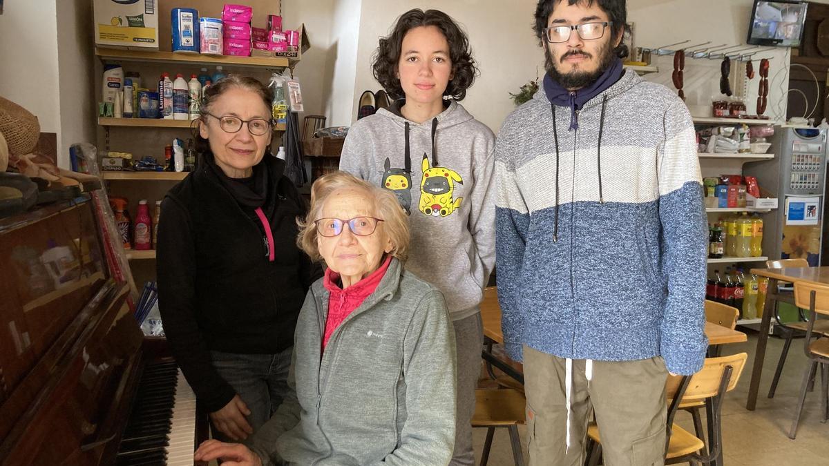 Por la izquierda, Carmen García, Dolores Castro (sentada al piano), Julia Fernández y Daniel Cabanillas.