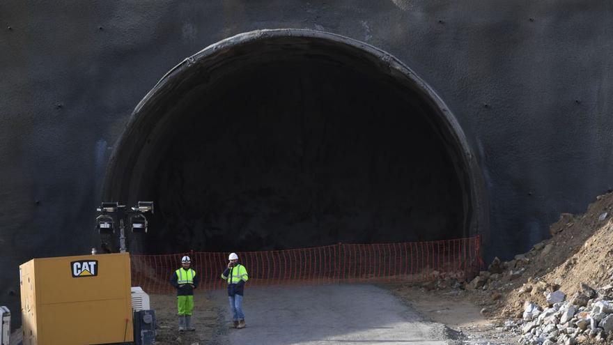 Una de las bocas del primer túnel construido del enlace ferroviario del puerto exterior. |   //  CARLOS PARDELLAS