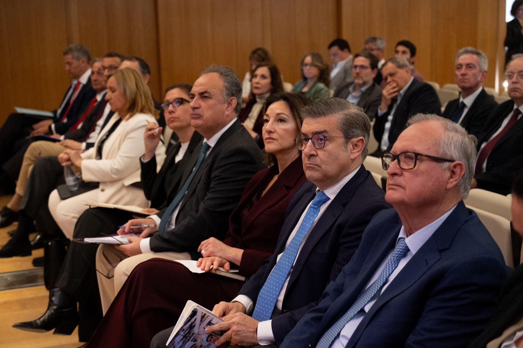 Los asistentes al encuentro AQUAFORUM 2025 celebrado en la Fundacion Cajasol en Sevilla, escuchan atentos las conversaciones de los participantes.
