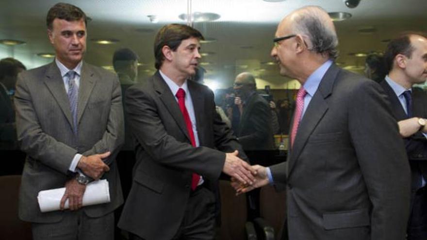 Jesús Valayos con el consejero González Ortiz y el ministro Cristóbal Montoro. | lp
