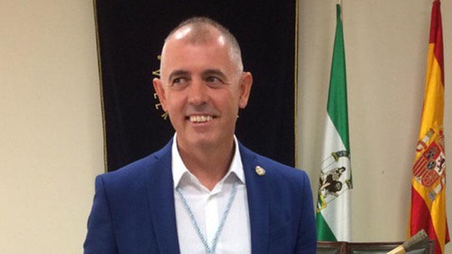 Mario Jiménez, con el bastón de mando del Ayuntamiento de Manilva.