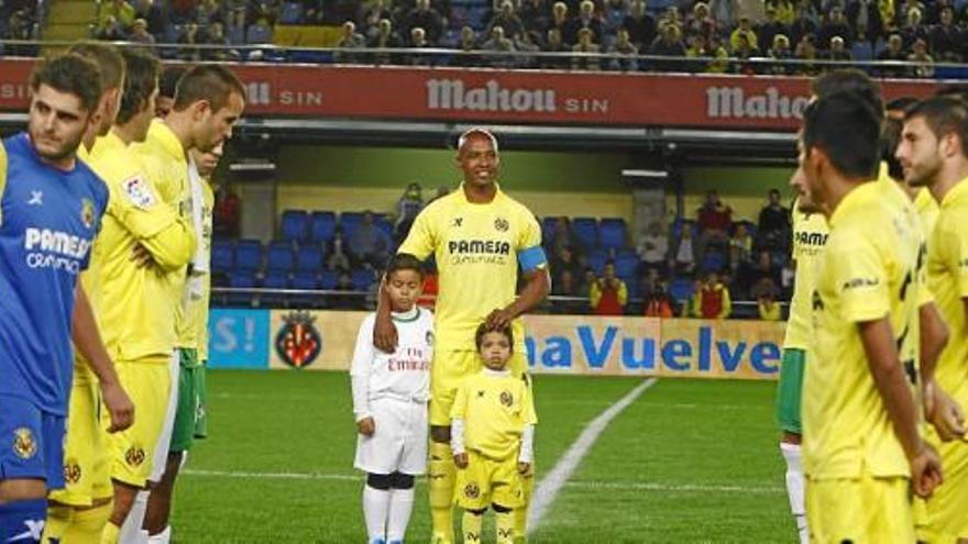 El Villarreal rindió un merecido homenaje a Marcos Senna.