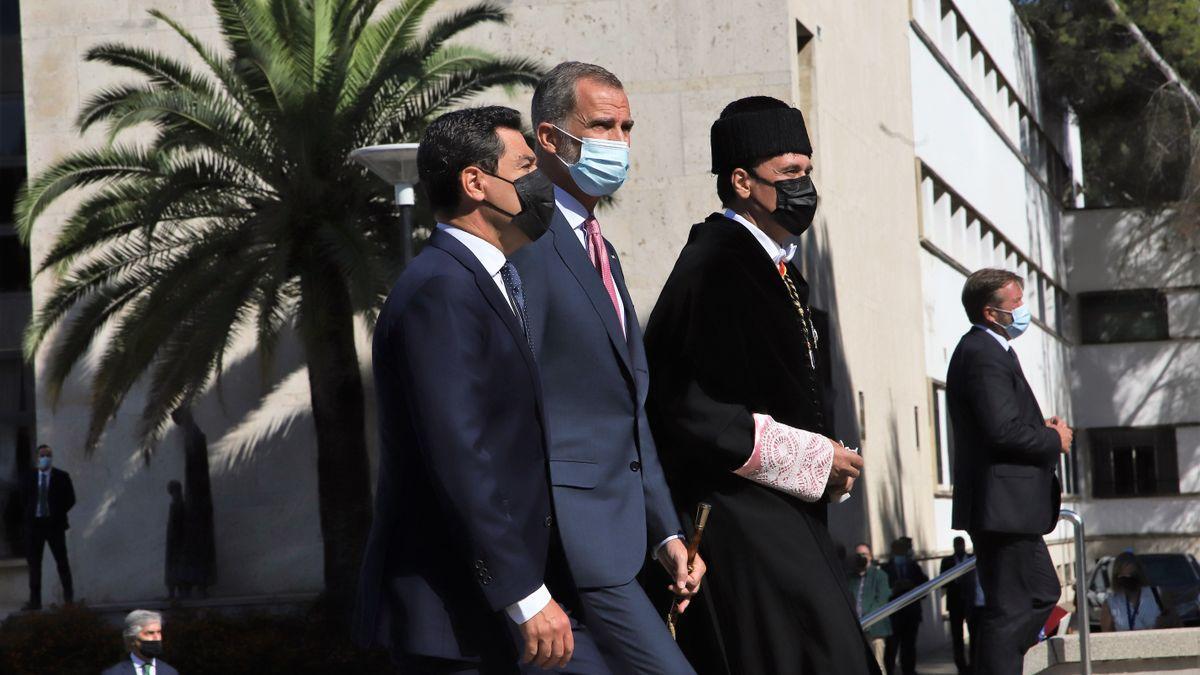 Juanma Moreno, Felipe VI y José Carlos Gómez Villamandos durante el acto.