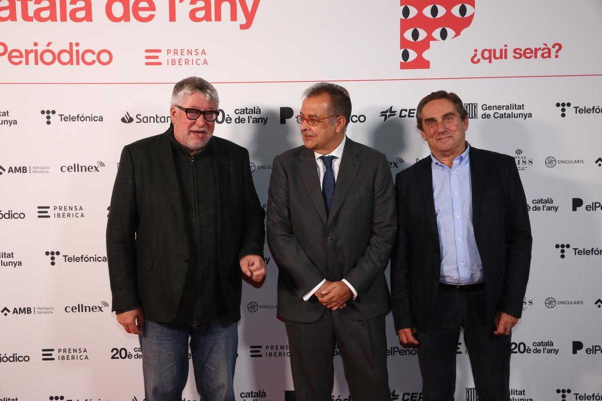 Català de l’Any 2022, en la imagen Antoni Balmon, vicepresidente del AMB; Albert Sáez, director de EL PERIÓDICO y Ramon Torra , gerente del AMB