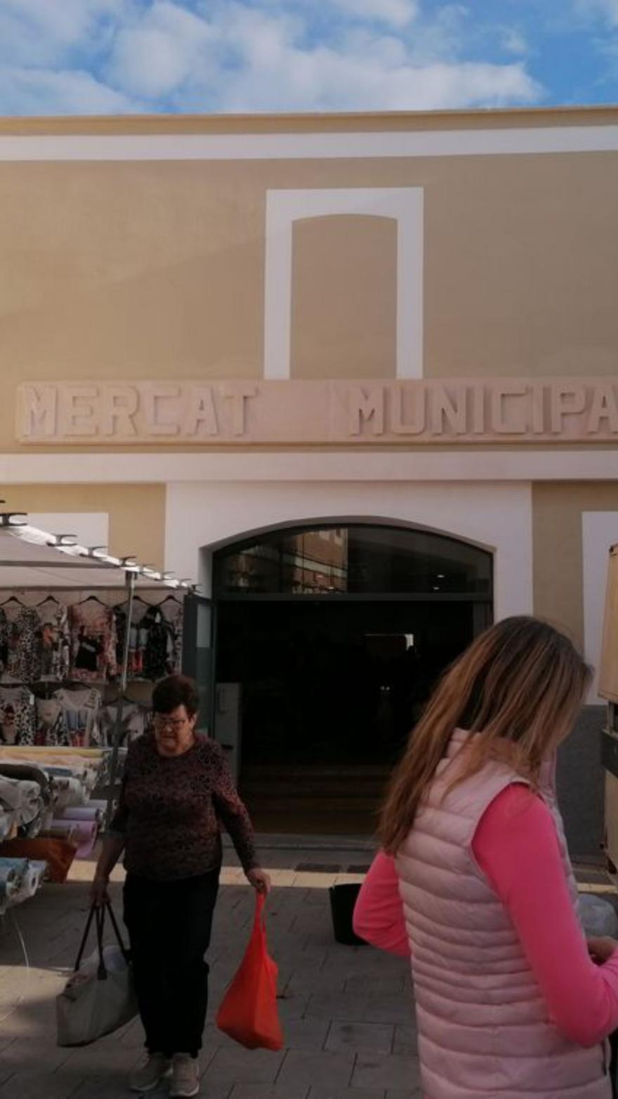 Der Eingang zum Mercat  Municipal ist im allgemeinen  Markttreiben auf der Plaça   del Conqueridor leicht zu  übersehen