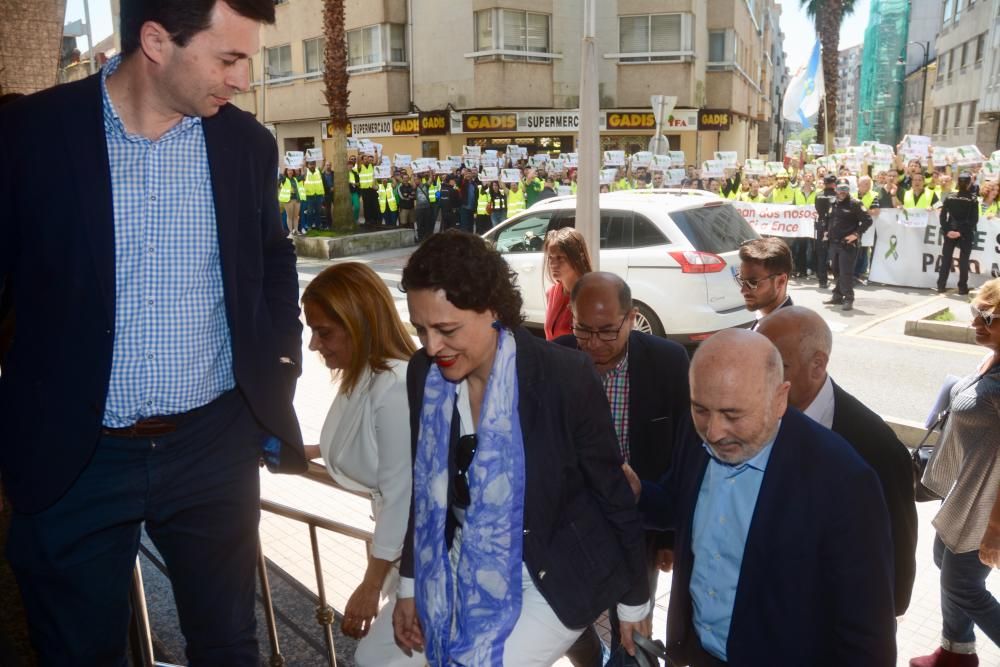 Protesta de Ence a las puertas de un mitin de Valerio en Pontevedra