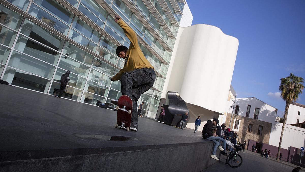 Skateboard en el Macba , skaters en la Plaça dels Angels  Foto ELISENDA PONS