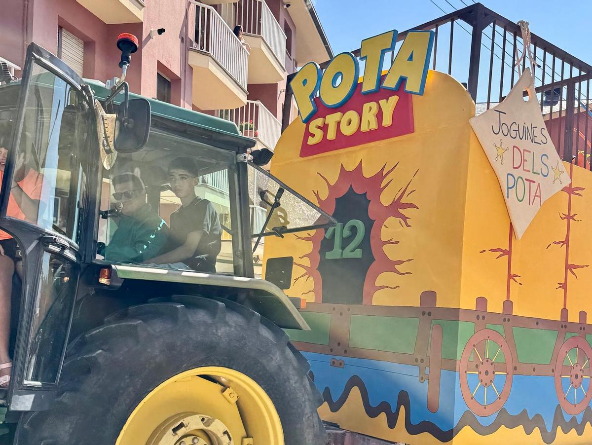 La desfilada de carrosses llueix a Puigcerdà amb tot el seu esplendor en els 140 anys de la Festa de l'Estany La desfilada de carrosses llueix a Puigcerdà amb tot el seu esplendor en els 140 anys de la Festa de l'Estany