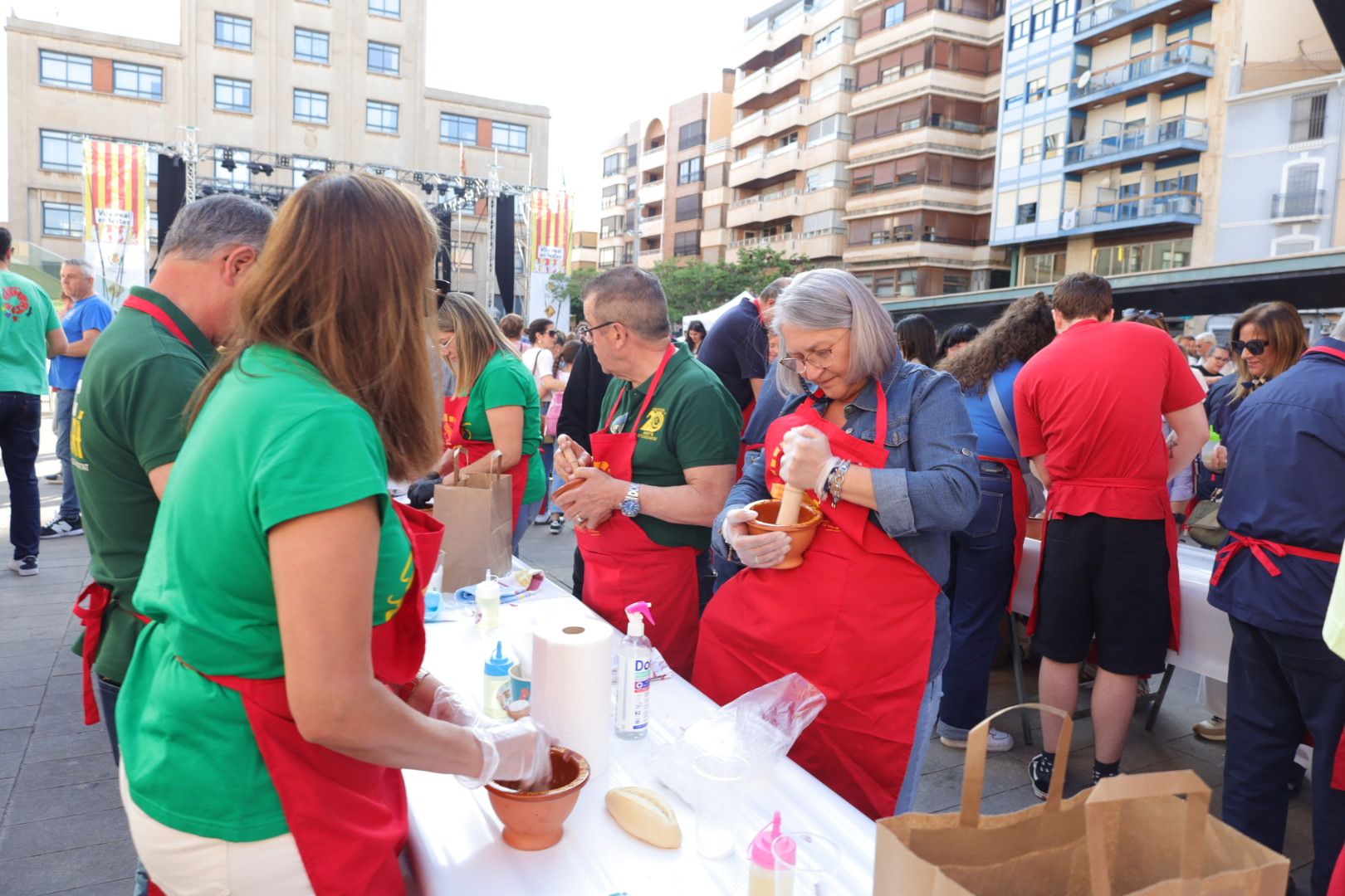 FOTOGALERÍA I Las imágenes de la Nit de la Xulla y del encuentro de elaboración de allioli de las fiestas de Vila-real