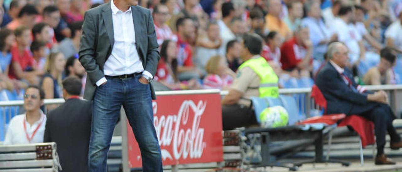 Paco Herrera, entrenador de la UD Las Palmas, durante el partido del sábado en el Vicente Calderón contra el Atlético de Madrid.