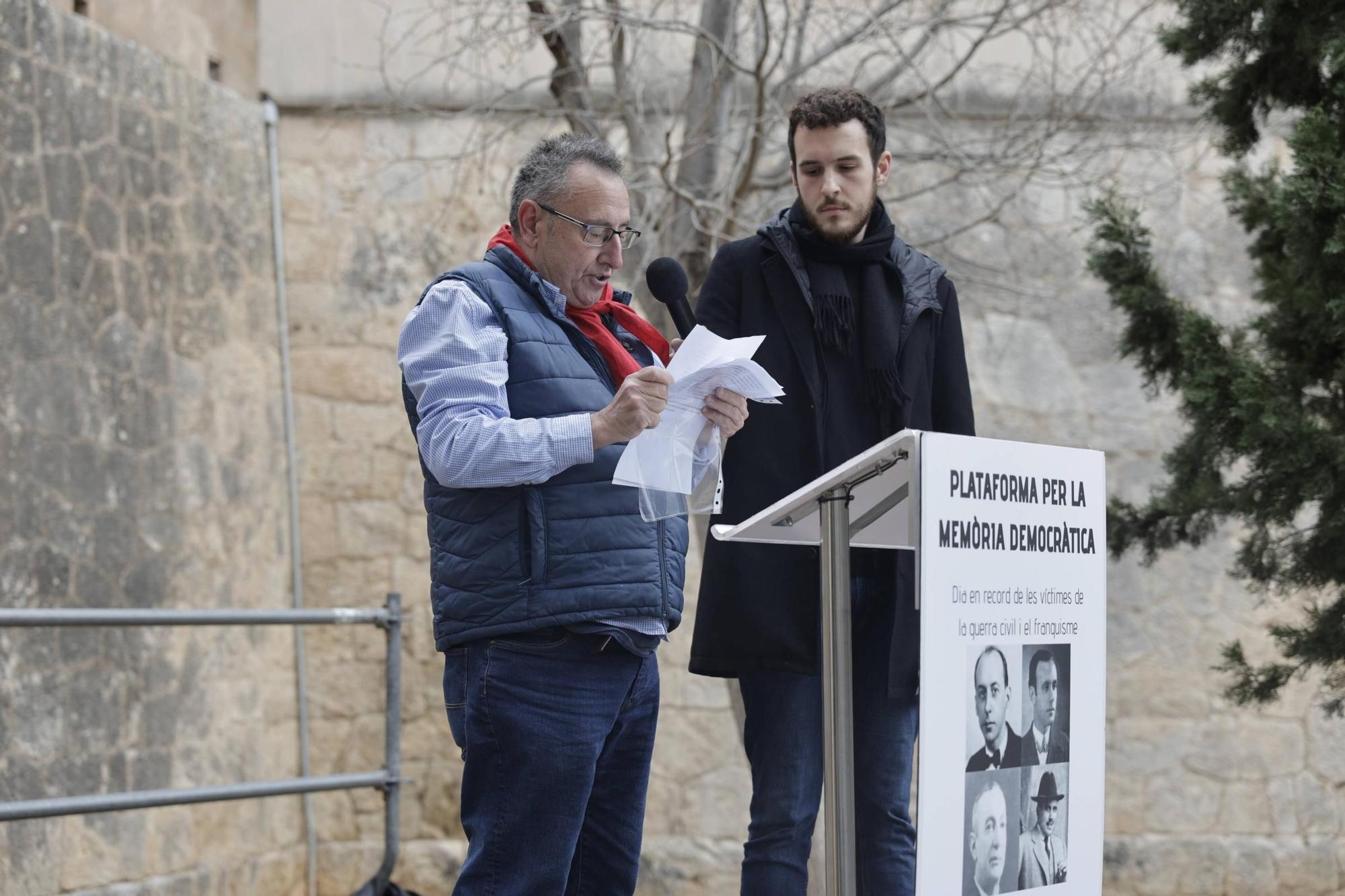 Las críticas al Ayuntamiento de Palma y a la extrema derecha centran el homenaje a los represaliados del franquismo: "Quieren esconder la memoria democrática"