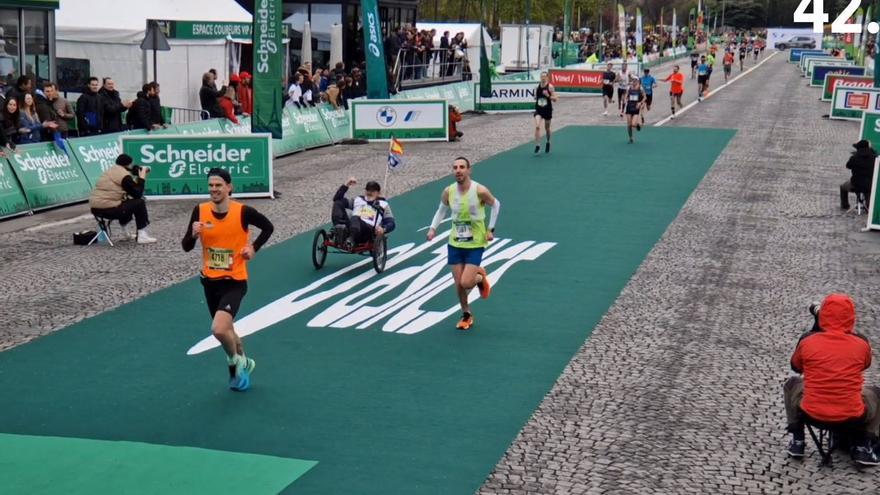 Un alicantino con ELA recorre en triciclo reclinado la maratón de París