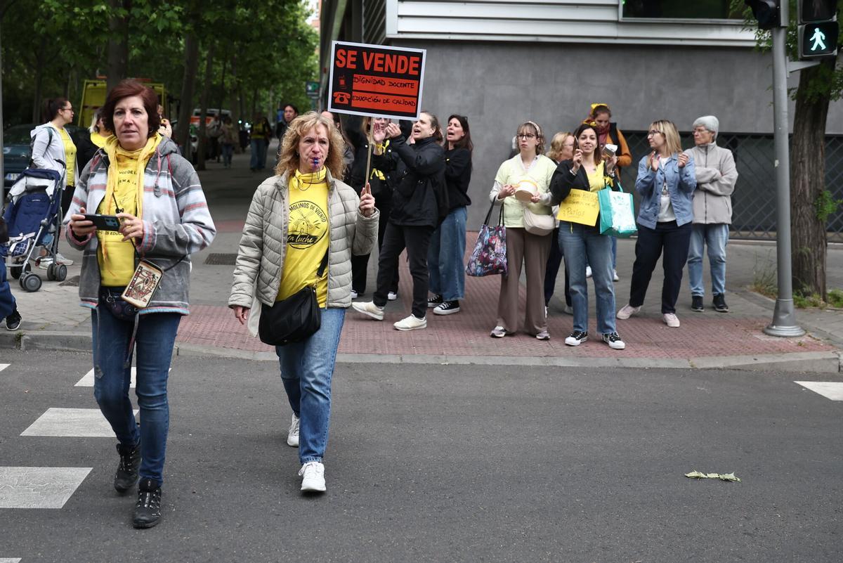 Varias educadoras infantiles se manifiestan en la Asamblea de Madrid.