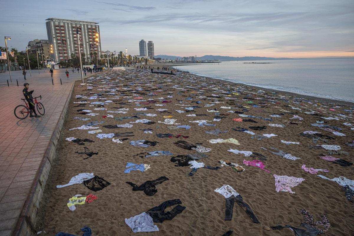 Denuncian miles de muertes en el Mediterráneo este lunes en la Barceloneta