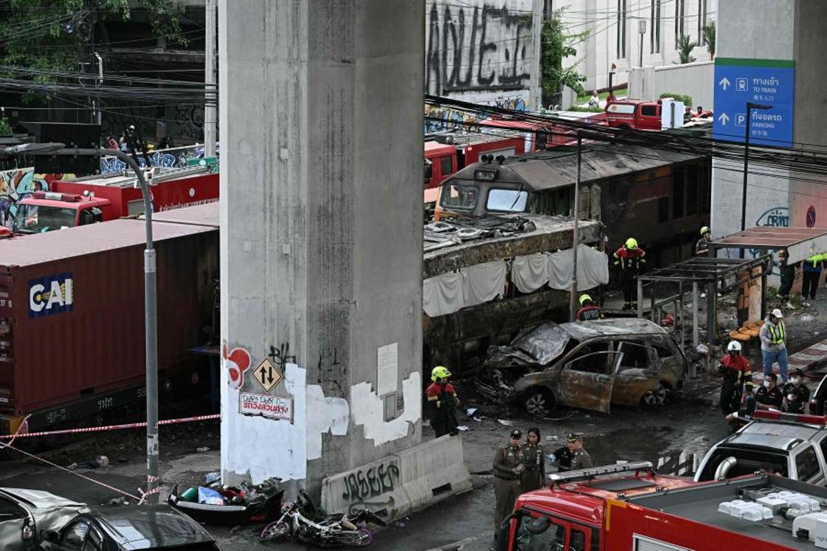 Imágenes del accidente entre un tren y un autobús en Bangkok, que ha dejado al menos ocho muertos y 25 heridos después de que el vehículo se incendiara tras el impacto.