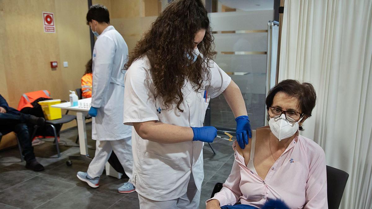 La vacunación de personas de 64 años continúa a buen ritmo en los centros del Teatro Ramos Carrión y el Hospital de Benavente.