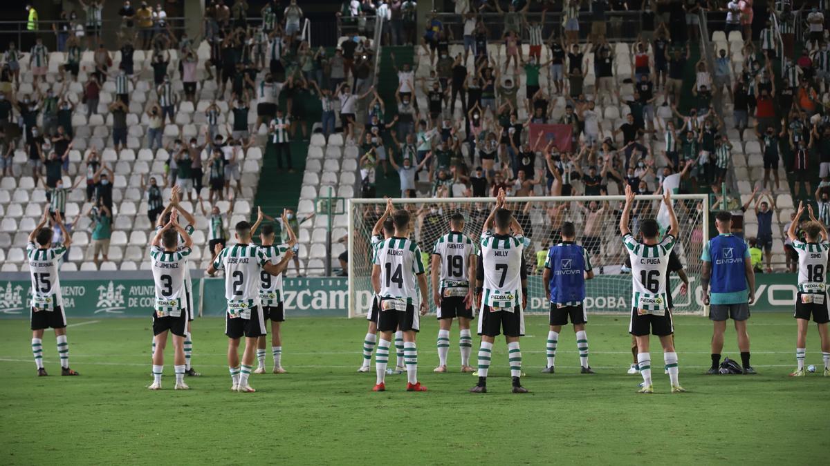 Los jugadores del Córdoba CF celebran la victoria ante el Cádiz B con la afición de El Arcángel.