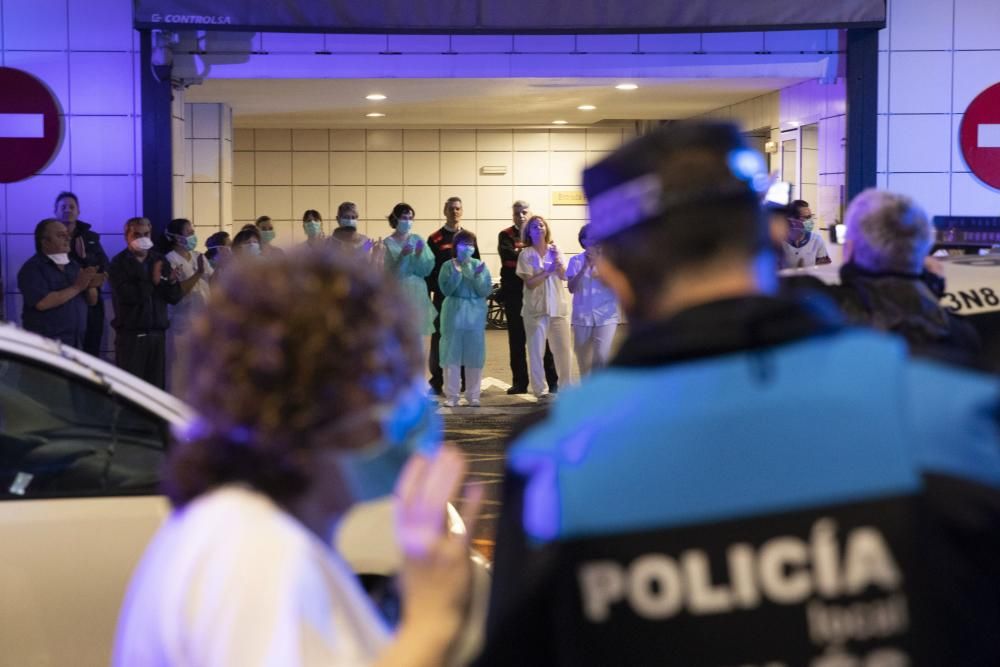 Homenaje de la Policía al personal sanitario en el