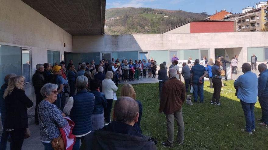 Asistentes a la última concentración, celebrada el viernes. | FOTO CEDIDA A LNE