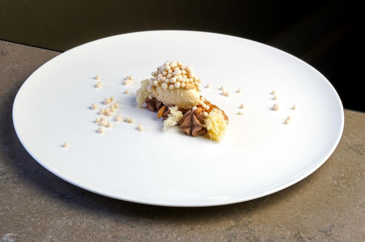 Llardons, xocolata i pinyons, una de les postres.