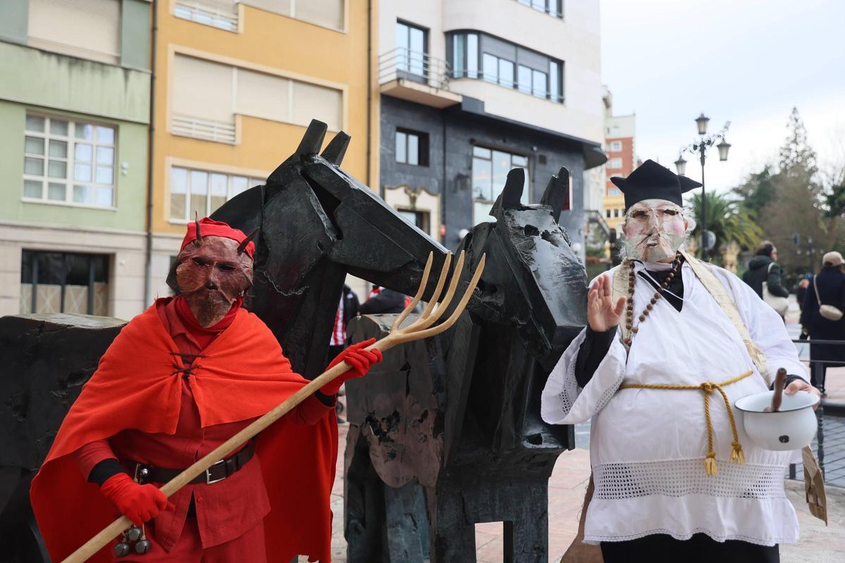 El pasacalles de los Mazcaritos por las calles de Oviedo