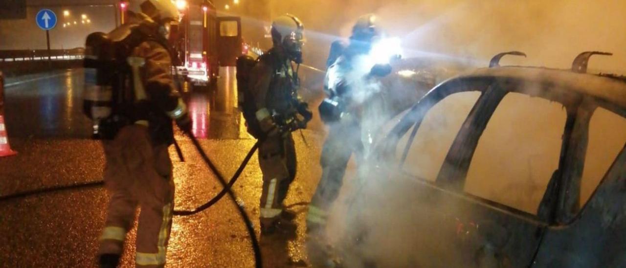 Calcinado un coche que ardió cuando circulaba por la ronda exterior | LNE