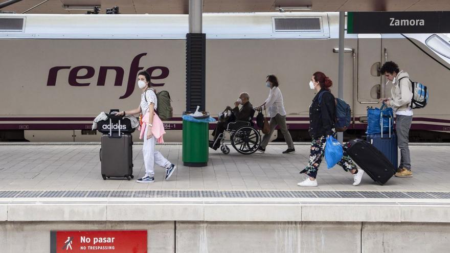 Viajeros del Alvia a Madrid, en los andenes de la estación de Zamora.