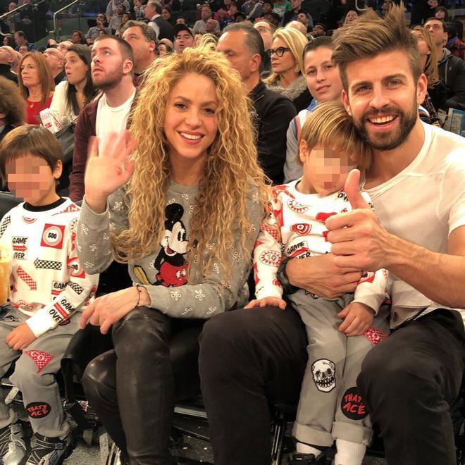 Shakira y Piqué junto a sus hijos en el basket