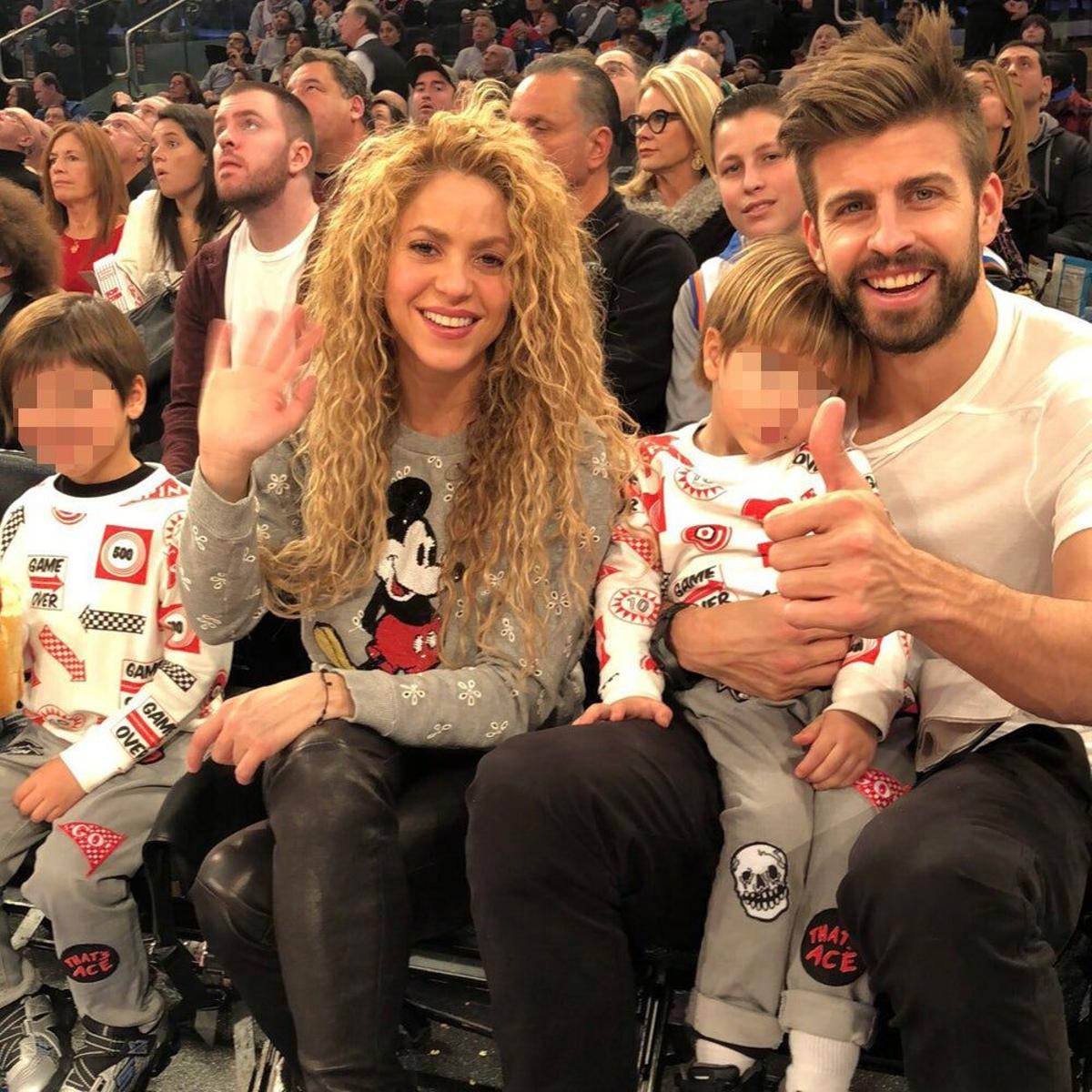 Shakira y Piqué junto a sus hijos en el basket
