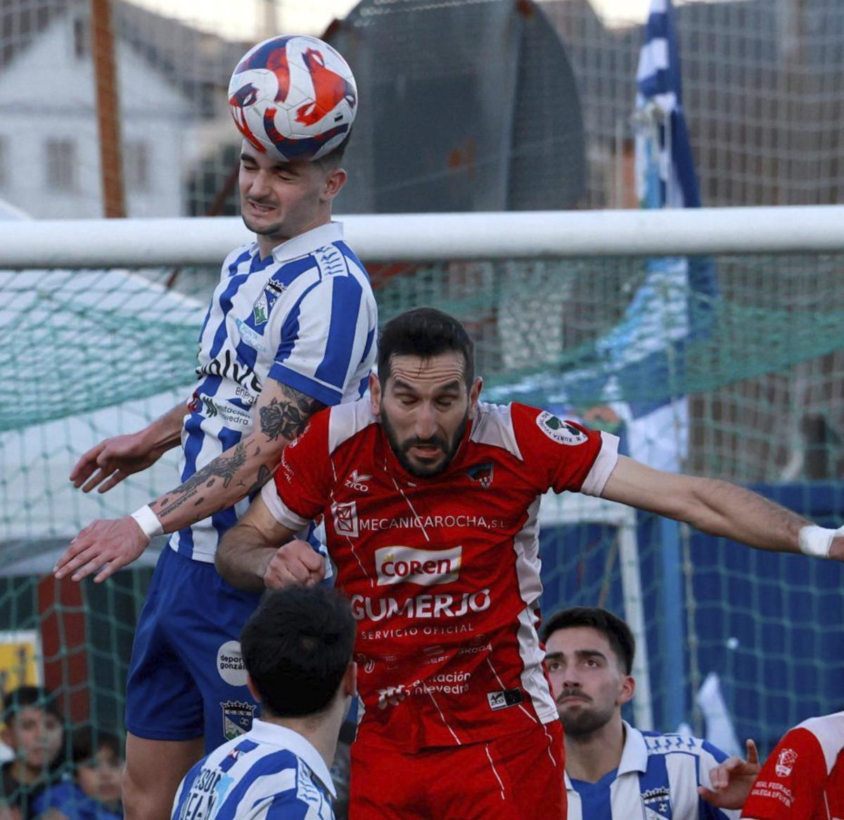 Un jugador del Valladares y otro del Atios luchan por el balón. | JOSÉ LORES