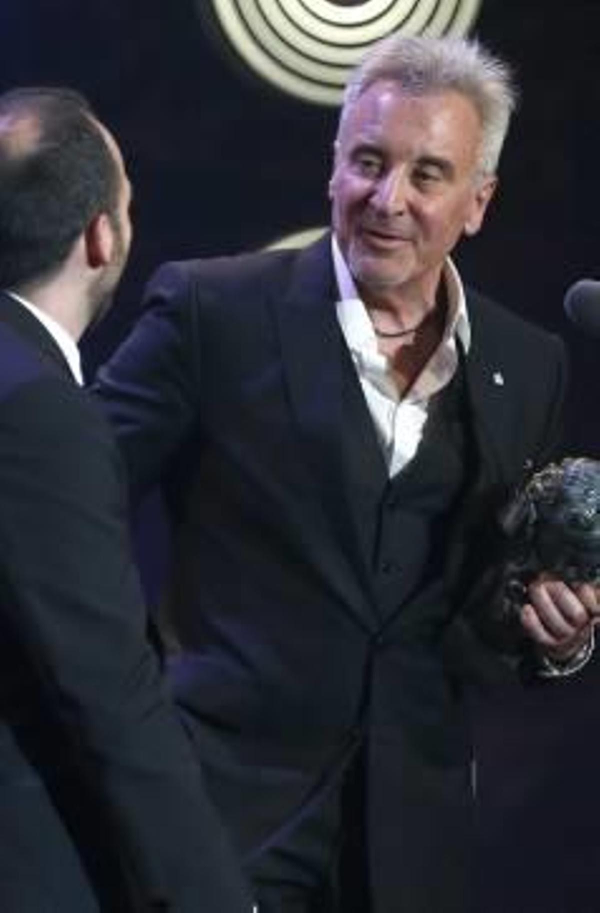 El director Alfredo Navarro y el productor Jesús Navarro, con el Goya.