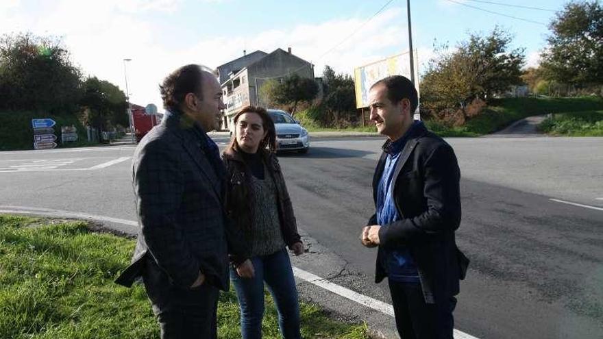 Los ediles José Crespo, Raquel Lorenzo y José Antonio Rodríguez, en el cruce en donde demandan la construcción de la rotonda.