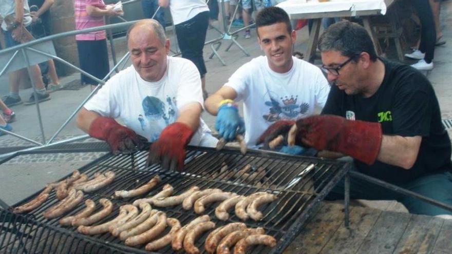 Moment de la botifarrada popular, ahir a la plaça de la Vila d&#039;Arbúcies.